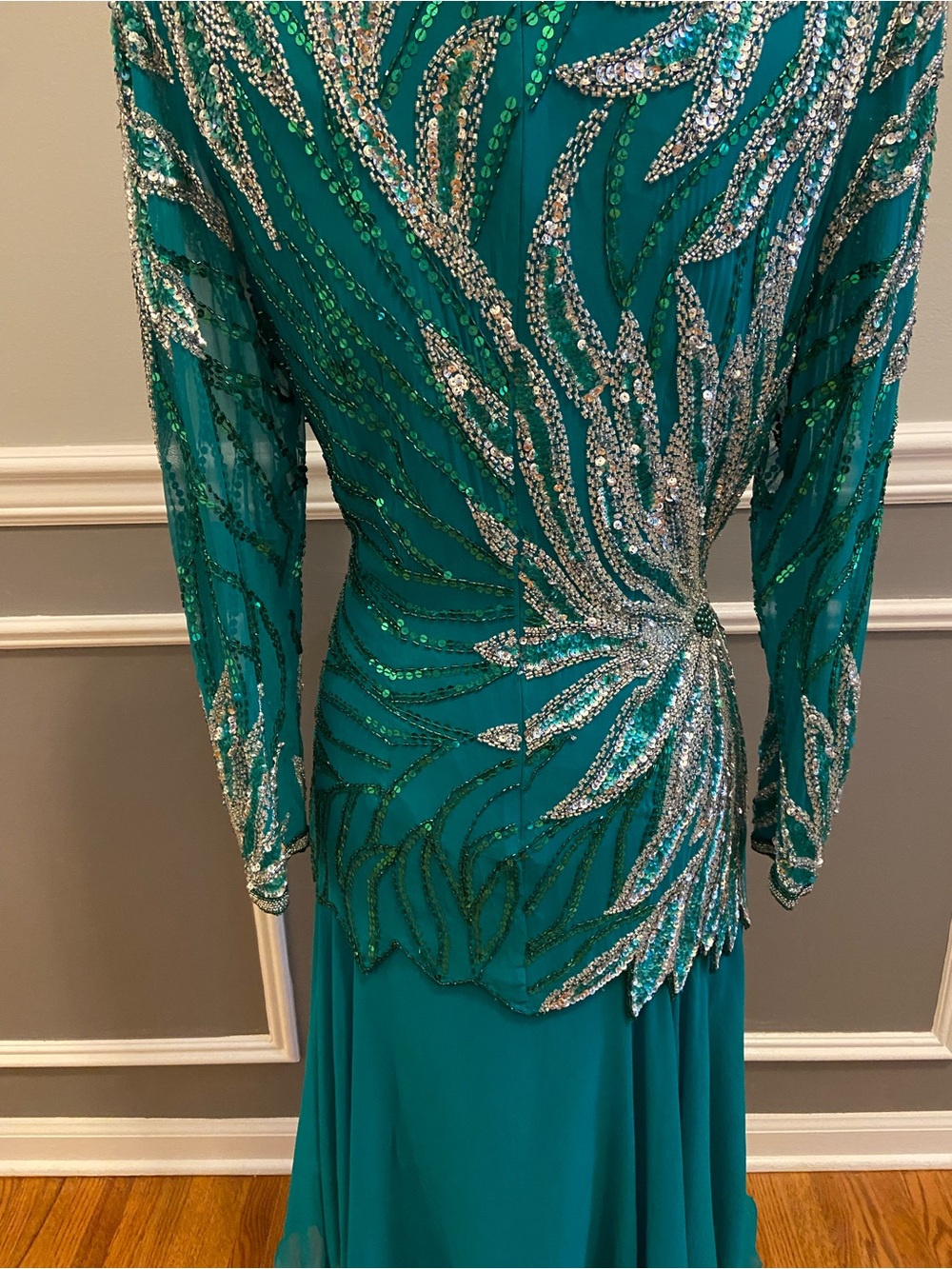 Vintage Teal Silk Beaded Gown Women’s Size Large 1990’s Showmax Couture
Medium